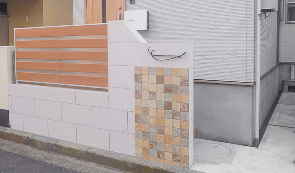 クリアマットのウッド調フェンスとタイル張りのモダンな塀