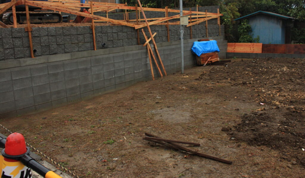 和風・里山風の外構リフォーム～傾斜地に適した駐車スペース設計