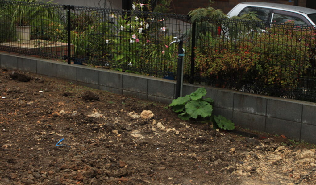 和風・里山風の外構リフォーム～傾斜地に適した駐車スペース設計