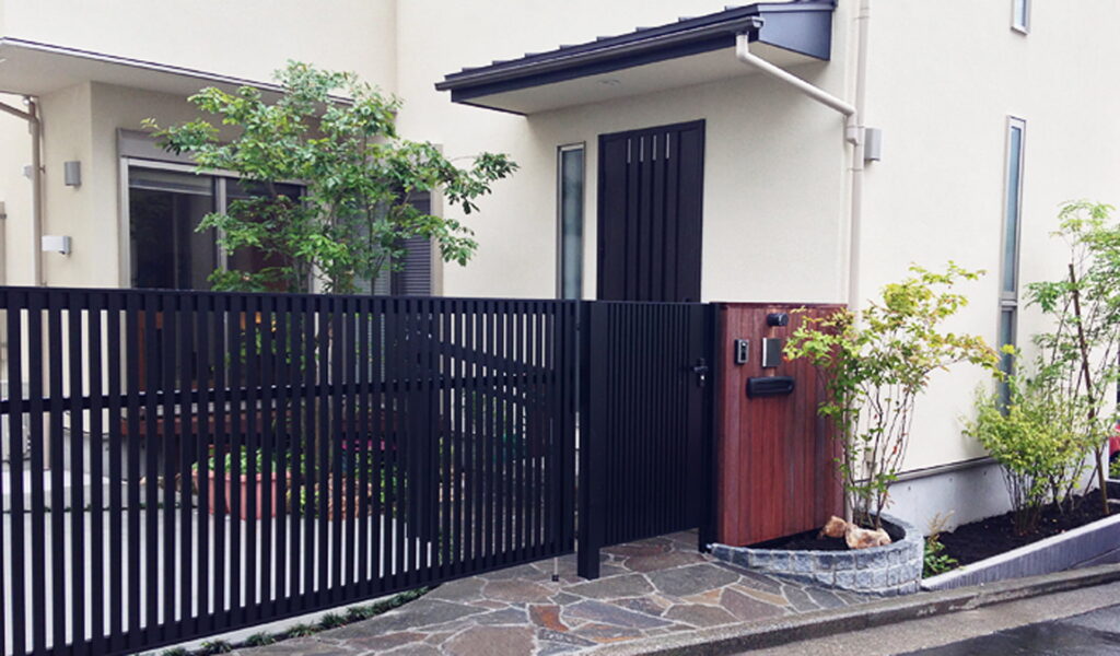 和風・里山風の外構リフォーム～傾斜地に適した駐車スペース設計