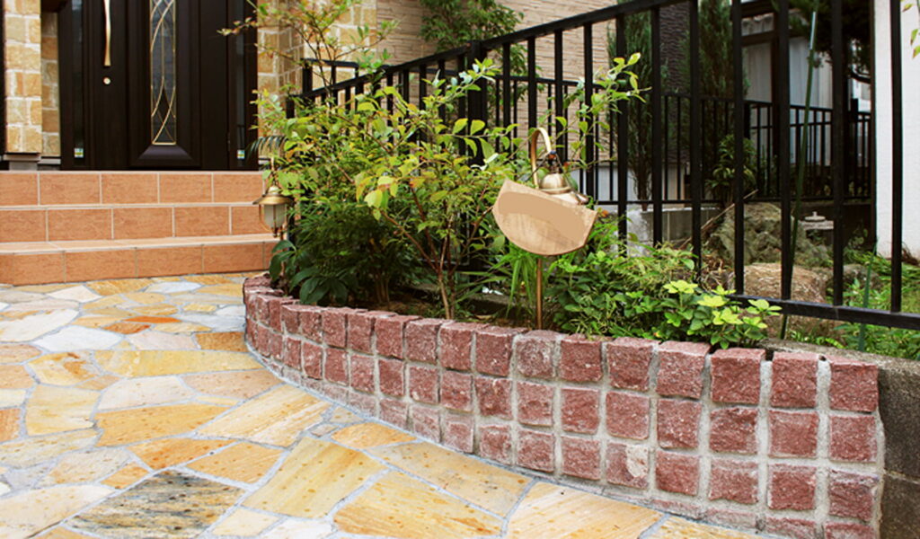 自然石の乱貼りとピンコロ石花壇のアプローチ