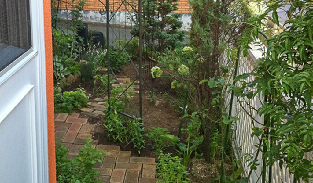 豊かな自然と調和したイングリッシュガーデンとウッドデッキの施工事例