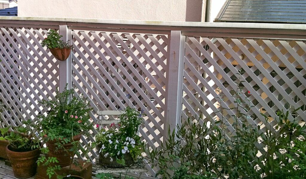 豊かな自然と調和したイングリッシュガーデンとウッドデッキの施工事例