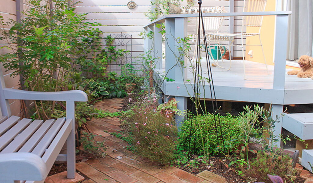 豊かな自然と調和したイングリッシュガーデンとウッドデッキの施工事例