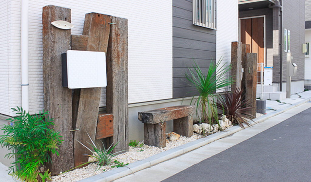 枕木で魅せるリゾート風外構