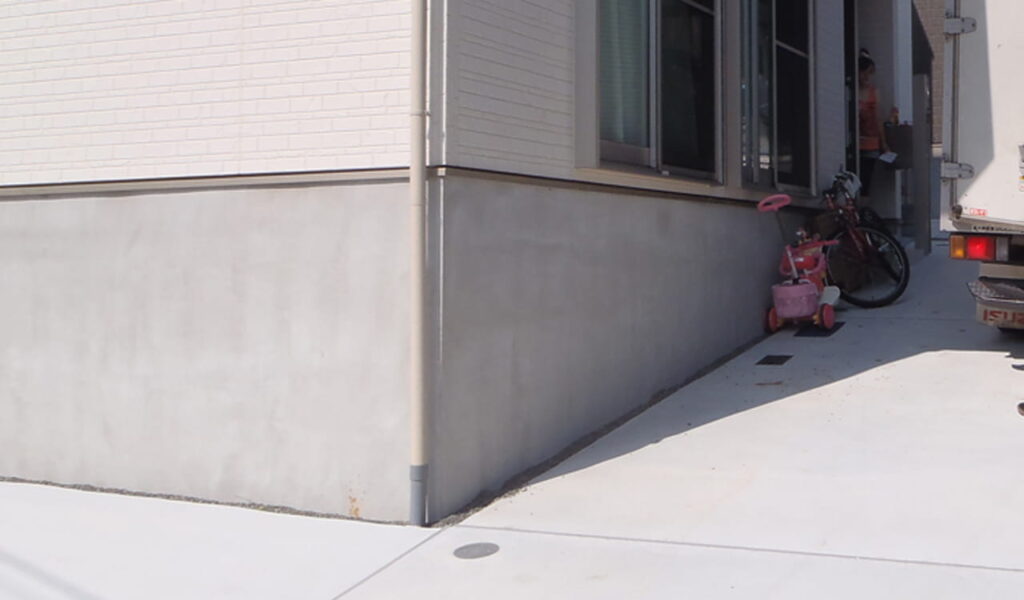 傾斜地に安全で美しいウッドバルコニー工事