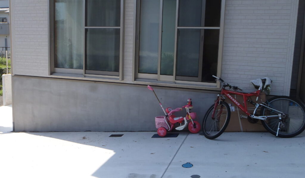 傾斜地に安全で美しいウッドバルコニー工事