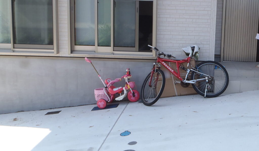 傾斜地に安全で美しいウッドバルコニー工事