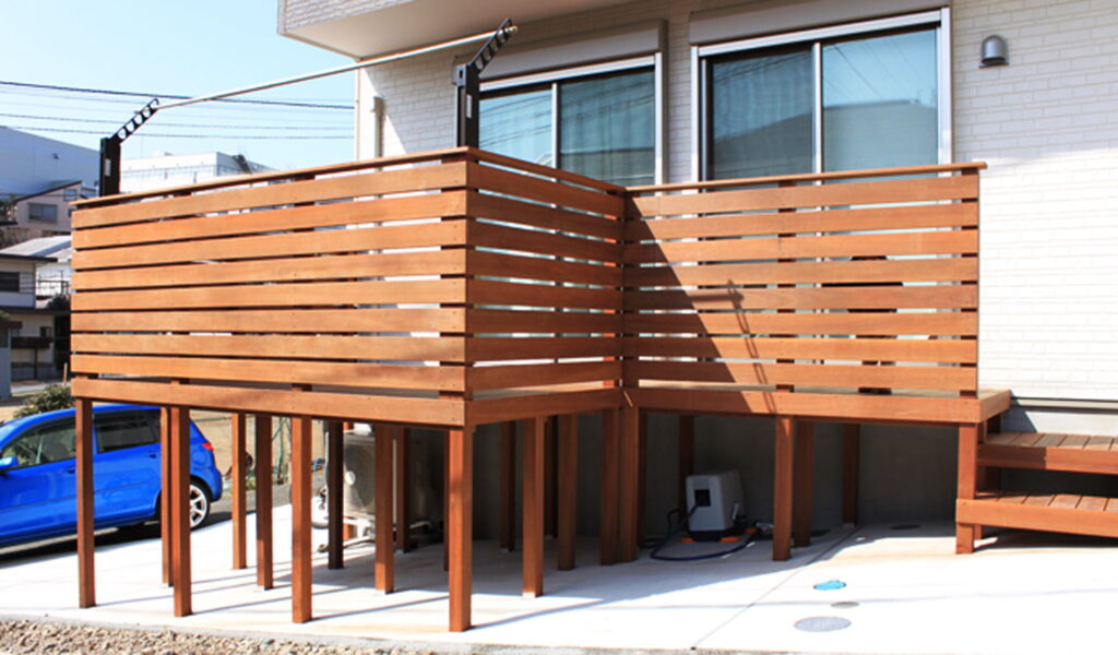 傾斜地に安全で美しいウッドバルコニー工事