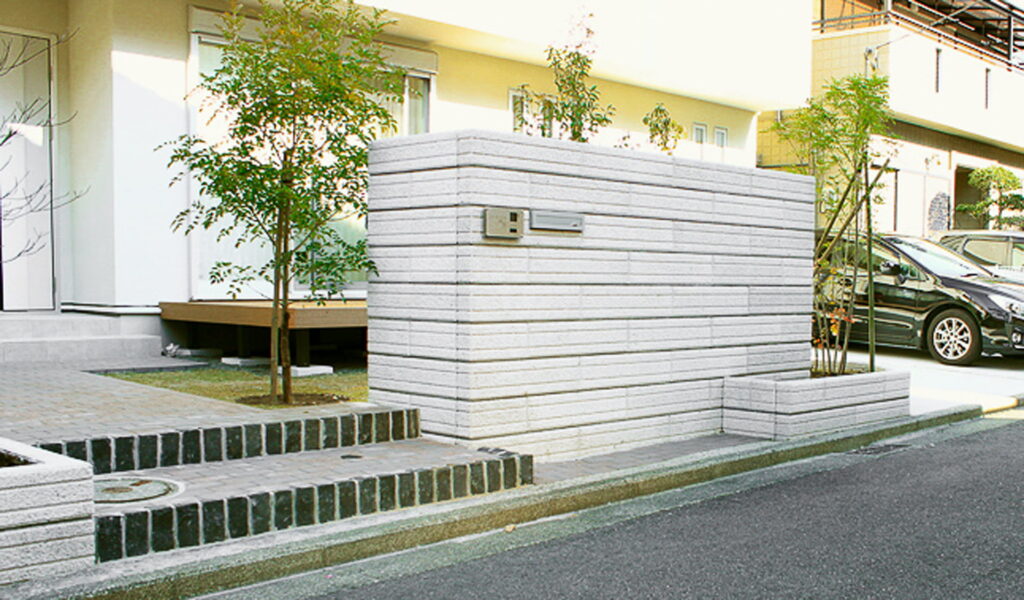 リビングの目隠しと門袖を兼ねた化粧ブロック塀