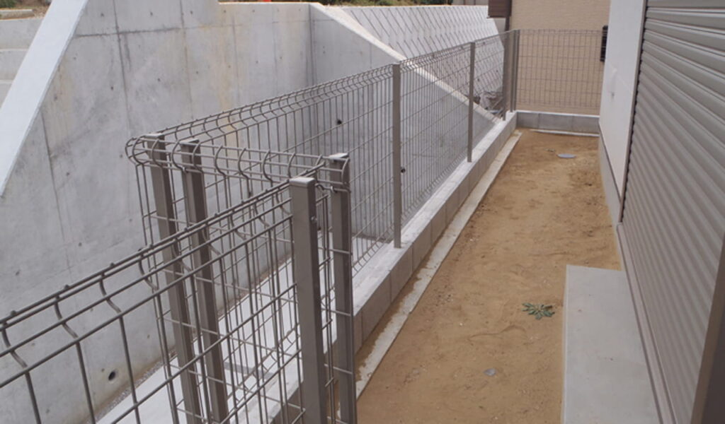 耐久性と美しさを追求したガレージ上ウッドデッキの外構工事