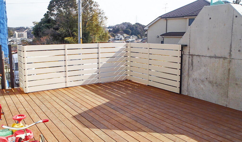 耐久性と美しさを追求したガレージ上ウッドデッキの外構工事