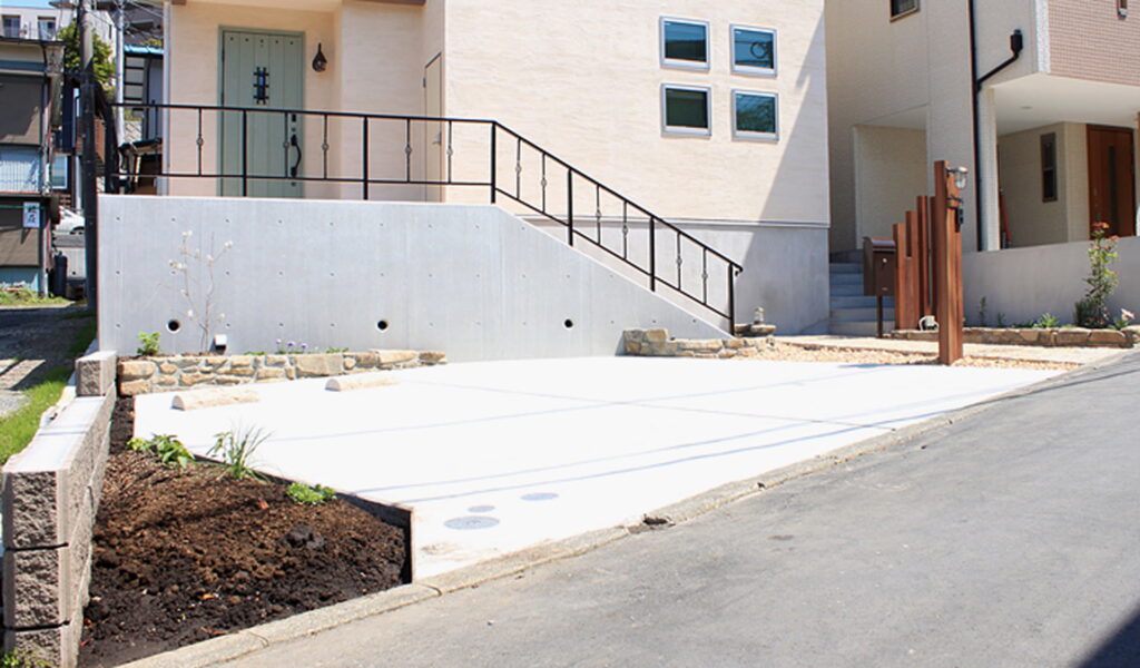 使い勝手を考慮した傾斜地の駐車スペース施工事例