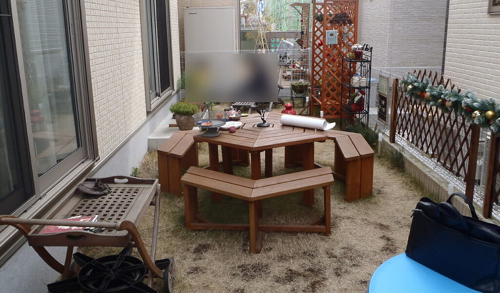 アンティーク調の小物に囲まれたプライベートデッキテラス