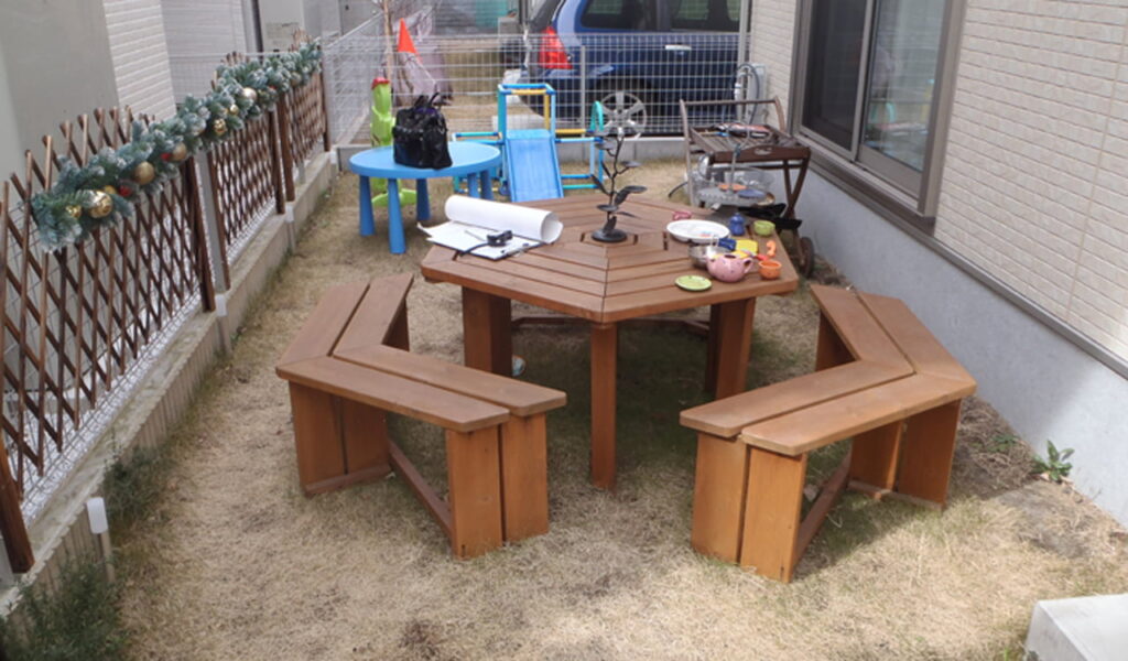 アンティーク調の小物に囲まれたプライベートデッキテラス