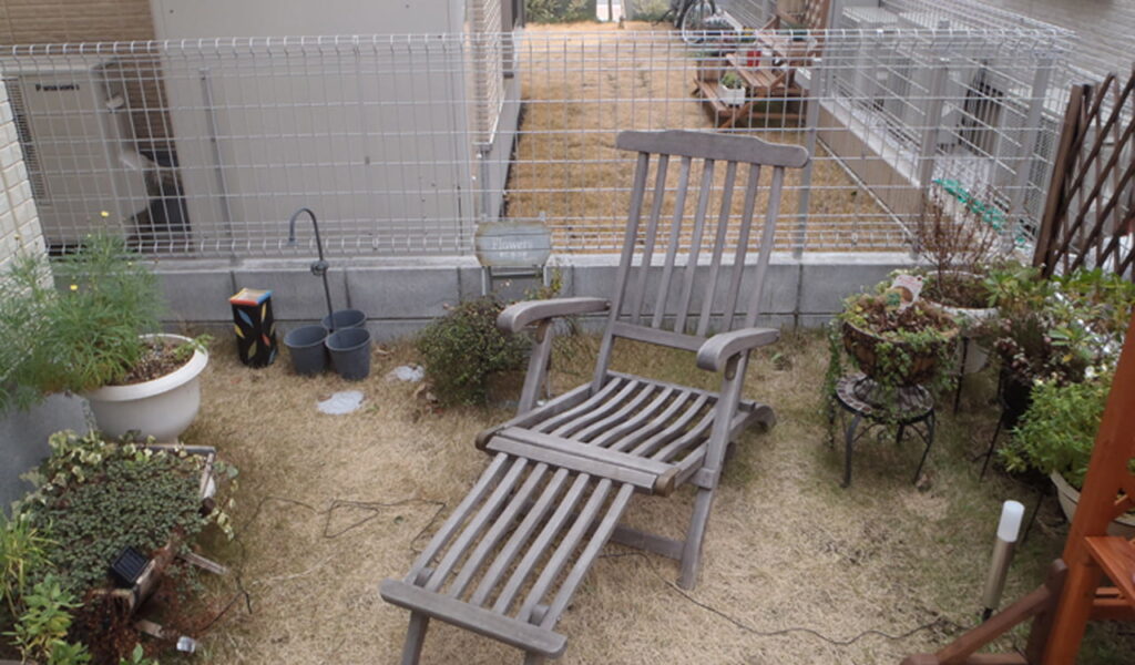 アンティーク調の小物に囲まれたプライベートデッキテラス