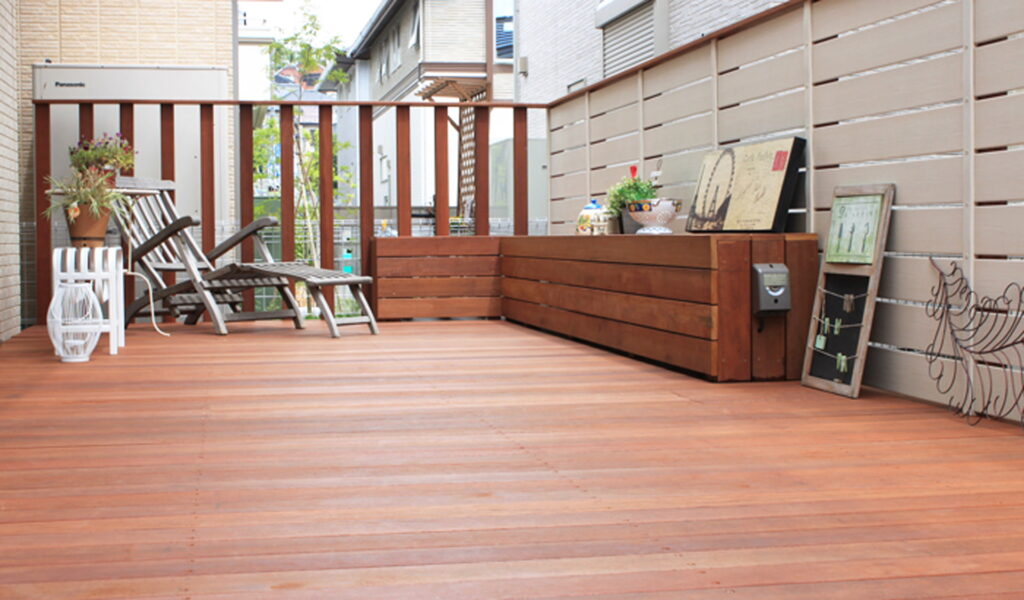 アンティーク調の小物に囲まれたプライベートデッキテラス