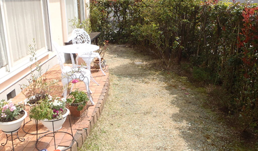 鉄平石の乱貼りでナチュラルガーデン