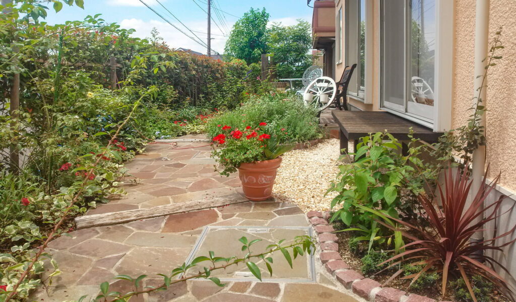 鉄平石の乱貼りでナチュラルガーデン