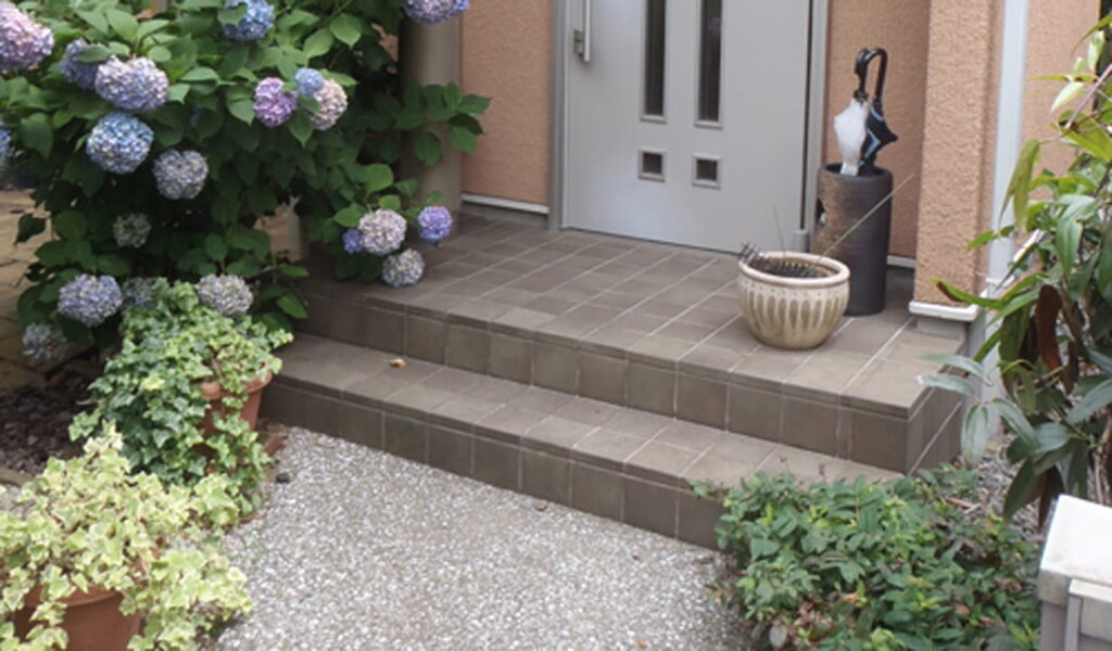 愛犬と家族が楽しむ二世帯住宅の庭リフォーム