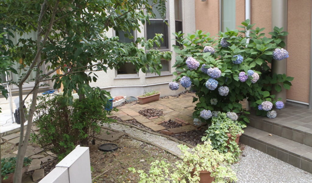 愛犬と家族が楽しむ二世帯住宅の庭リフォーム