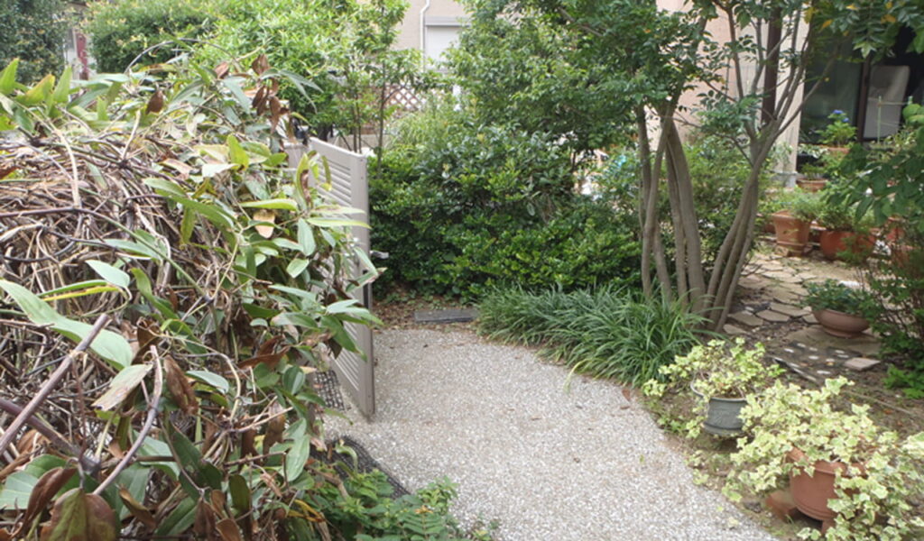 愛犬と家族が楽しむ二世帯住宅の庭リフォーム