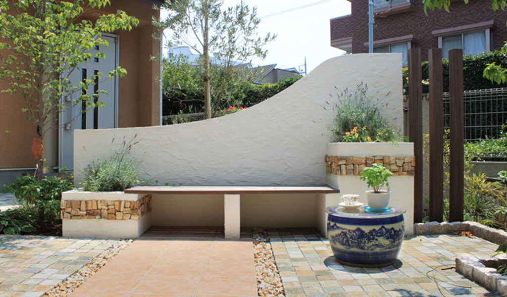 愛犬と家族が楽しむ二世帯住宅の庭リフォーム