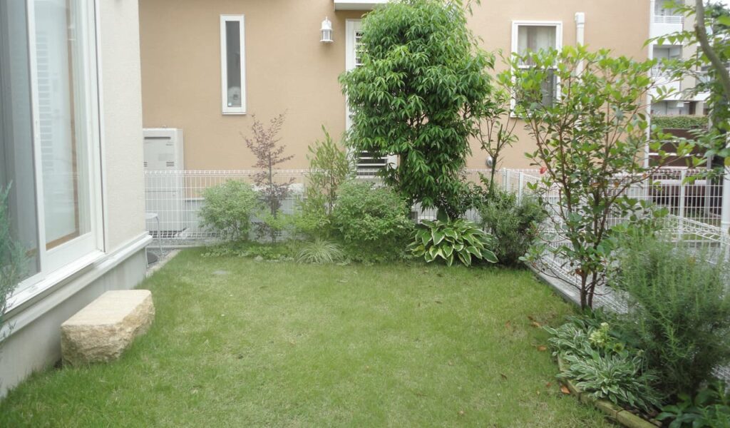 自然と一体化したウッドデッキガーデンの外構工事