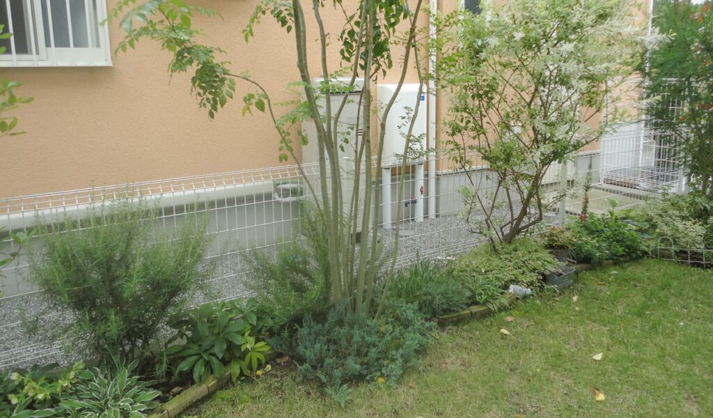 自然と一体化したウッドデッキガーデンの外構工事