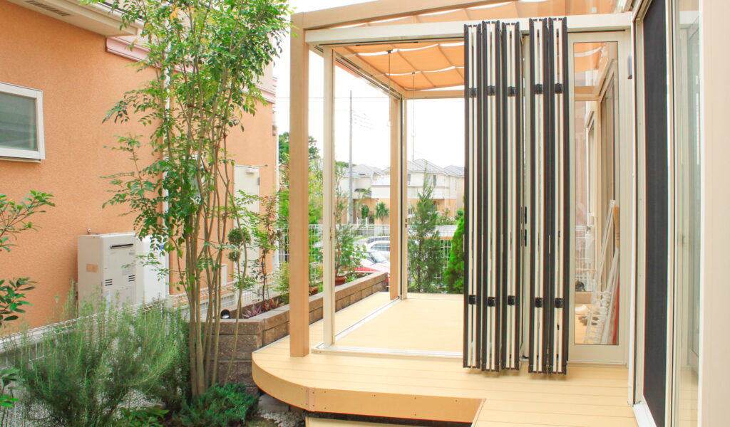 自然と一体化したウッドデッキガーデンの外構工事