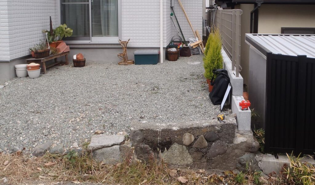 白いパーゴラとフェンスで守るプライバシー重視のウッドデッキテラス