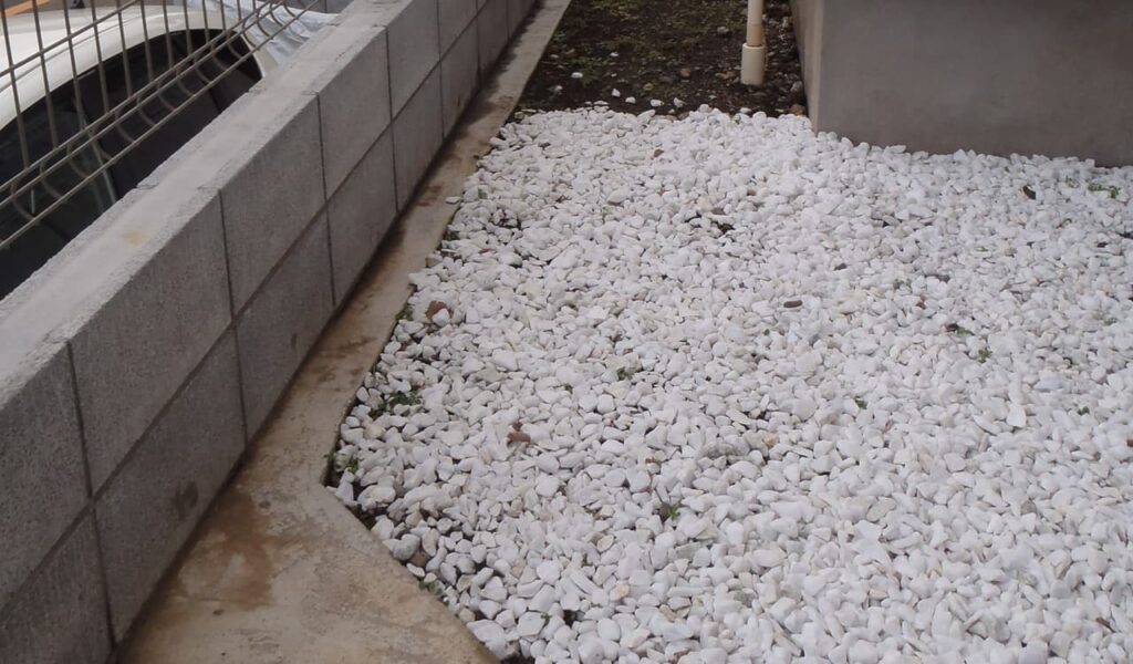 白いパーゴラとフェンスで守るプライバシー重視のウッドデッキテラス