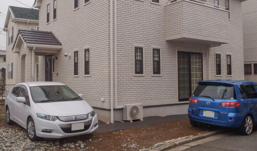 建物とのコントラストが映えるブラウン調外構