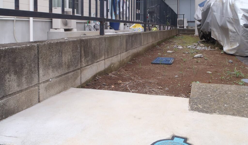 建物とのコントラストが映えるブラウン調外構