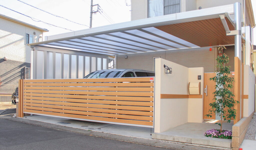 ウッディーなファサードとヨーロピアン調のお庭