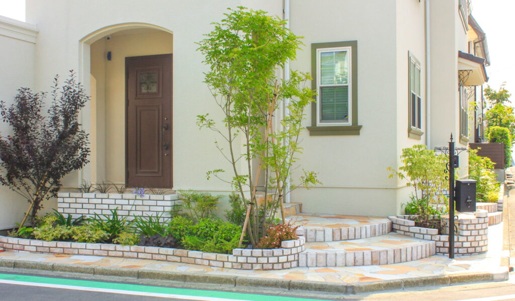 自然と調和したエレガントな新築外構工事