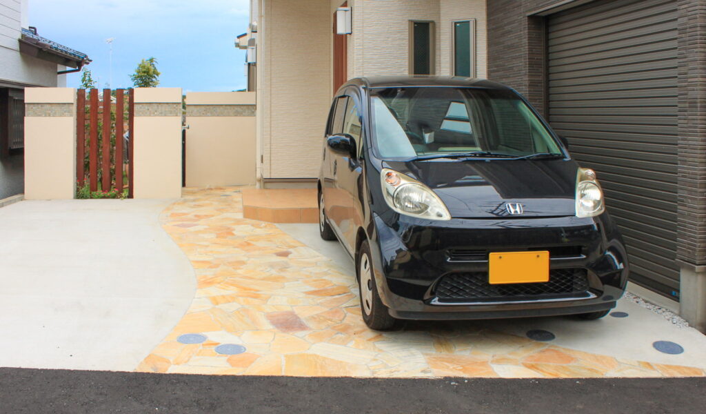 モザイクストーンがアクセントのナチュラルモダンなファサード