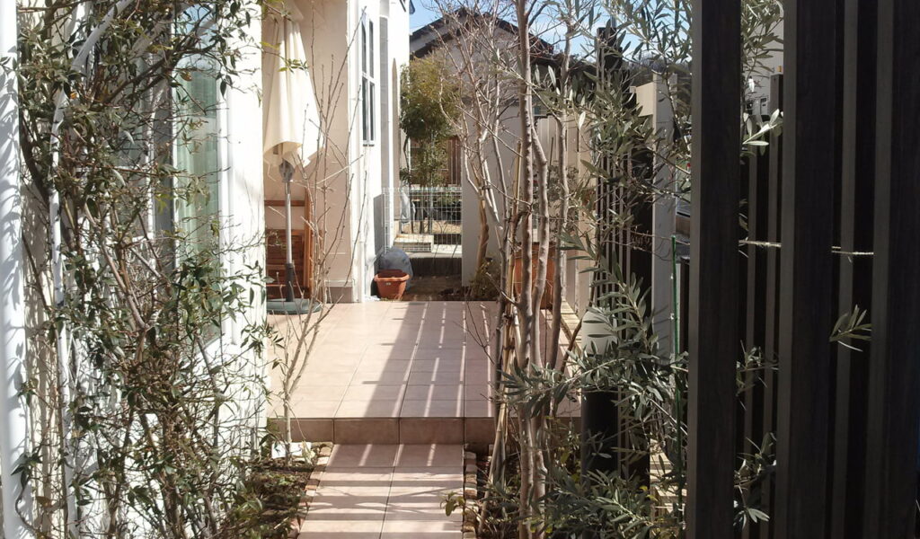 パーゴラとフェンスで作る日陰のプライベートテラス