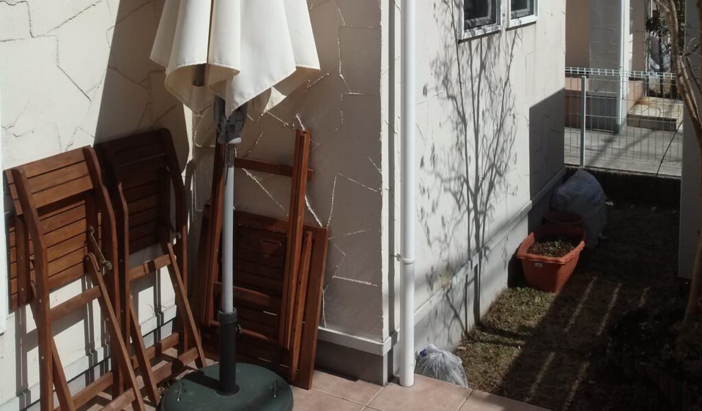 パーゴラとフェンスで作る日陰のプライベートテラス