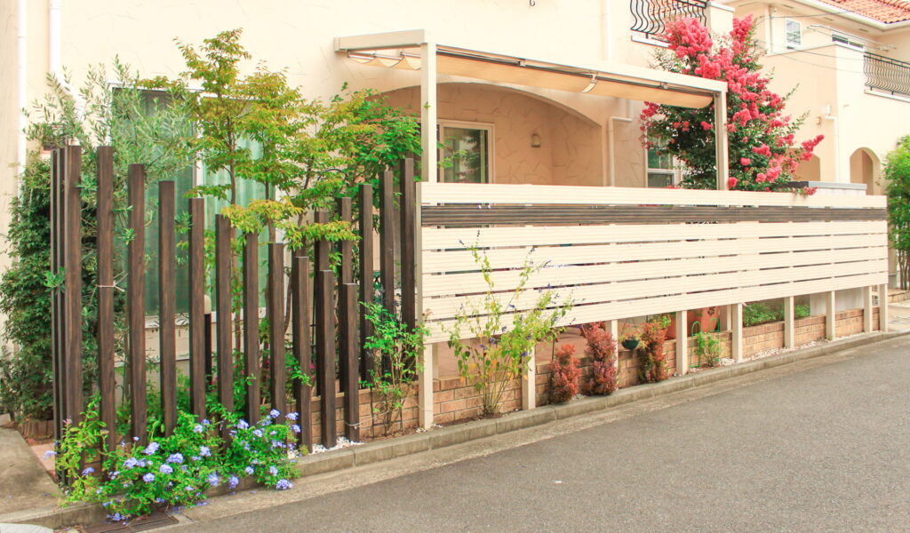 パーゴラとフェンスで作る日陰のプライベートテラス