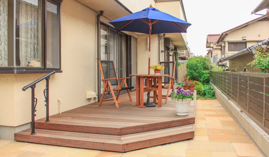 メンテナンスしやすい石貼りテラス＆ウッドデッキのお庭リフォーム