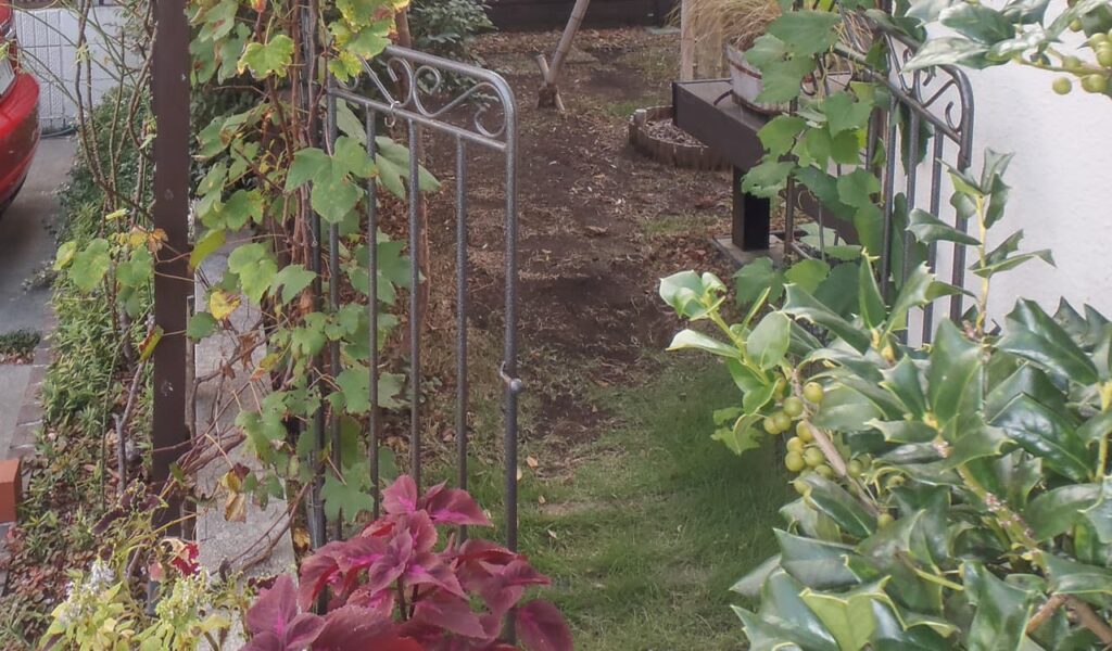 メンテナンスを減らす人工芝とインターロッキングのお庭