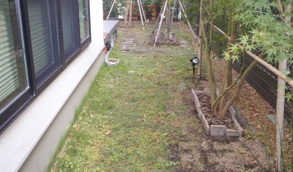 メンテナンスを減らす人工芝とインターロッキングのお庭