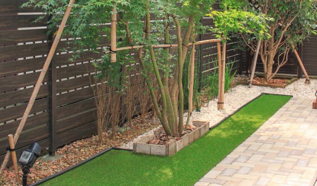 メンテナンスを減らす人工芝とインターロッキングのお庭