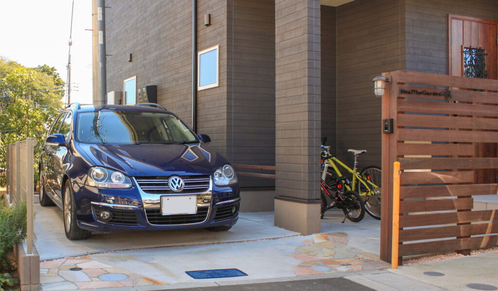 新築住宅に似合うウリン材のナチュラルエクステリア