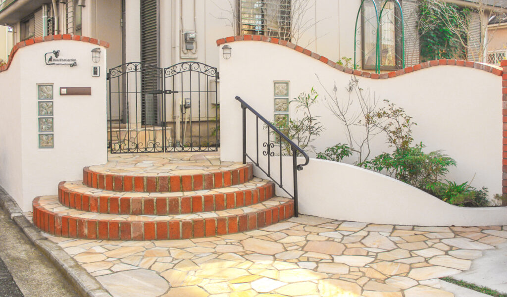 築30年の住宅がヨーロッパ風に生まれ変わる外構リフォーム