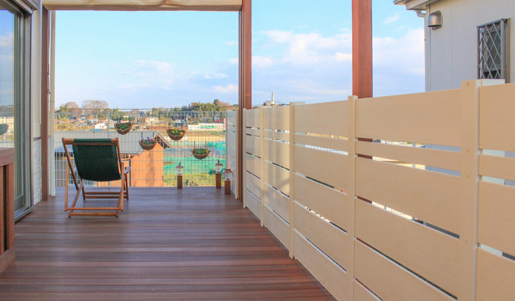 リゾート感あふれる外構リフォーム～ウッドデッキとパーゴラの設置～