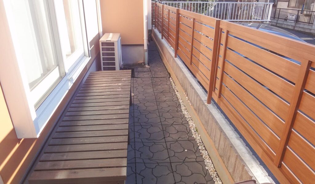 限られたスペースでも広々ウッドデッキの外構工事