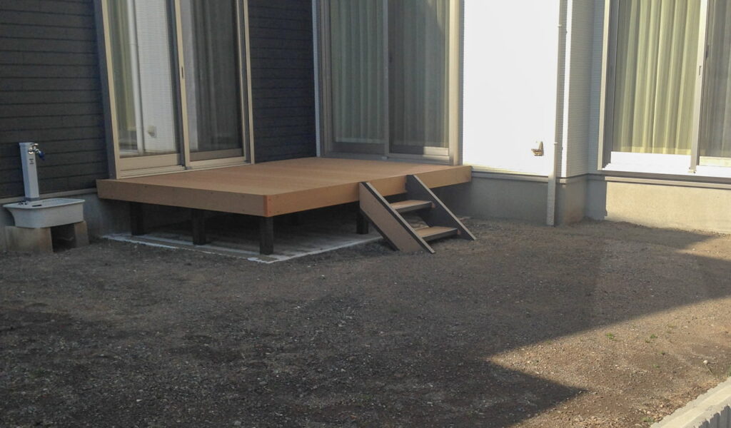 芝生と敷石を使った広いお庭のリフォーム