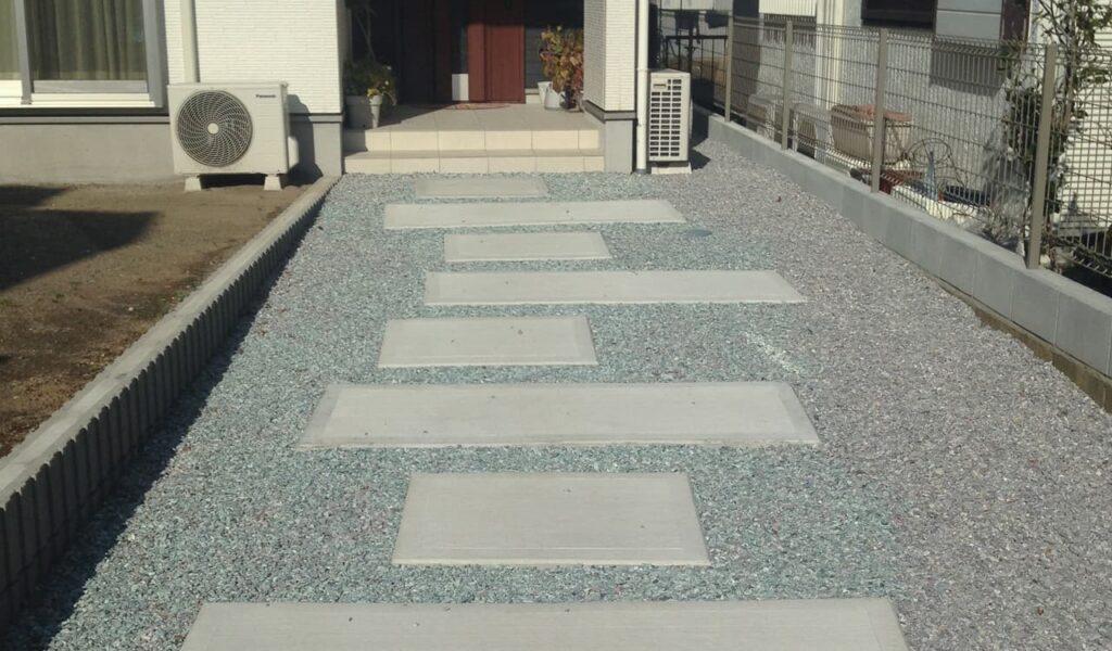 芝生と敷石を使った広いお庭のリフォーム